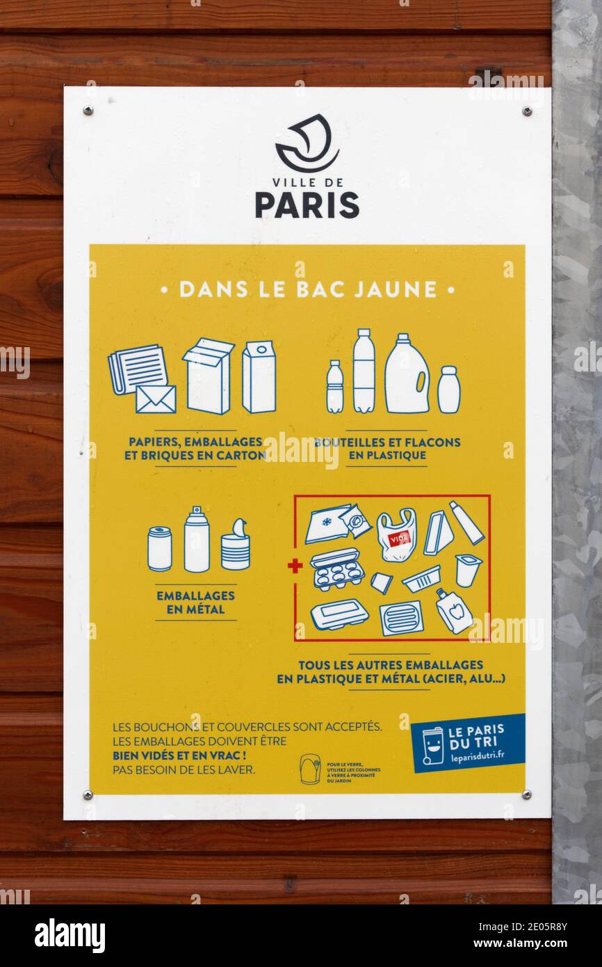 Directrices de reciclaje para "contenedores amarillos" en París, Francia Foto de stock