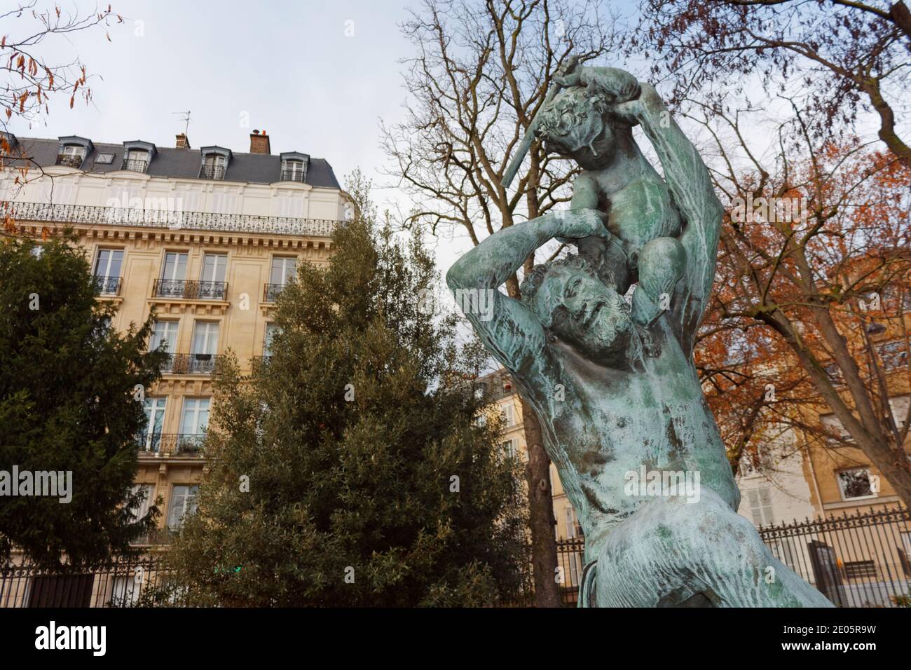 La estatua de "la infancia de Bacchus" de Jean-Joseph Perraud (1819-76), Palais Galliera, París, Francia Foto de stock