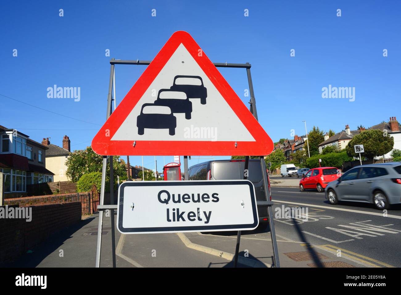 señal de advertencia de tráfico en cola probable en carreteras leeds united reino Foto de stock