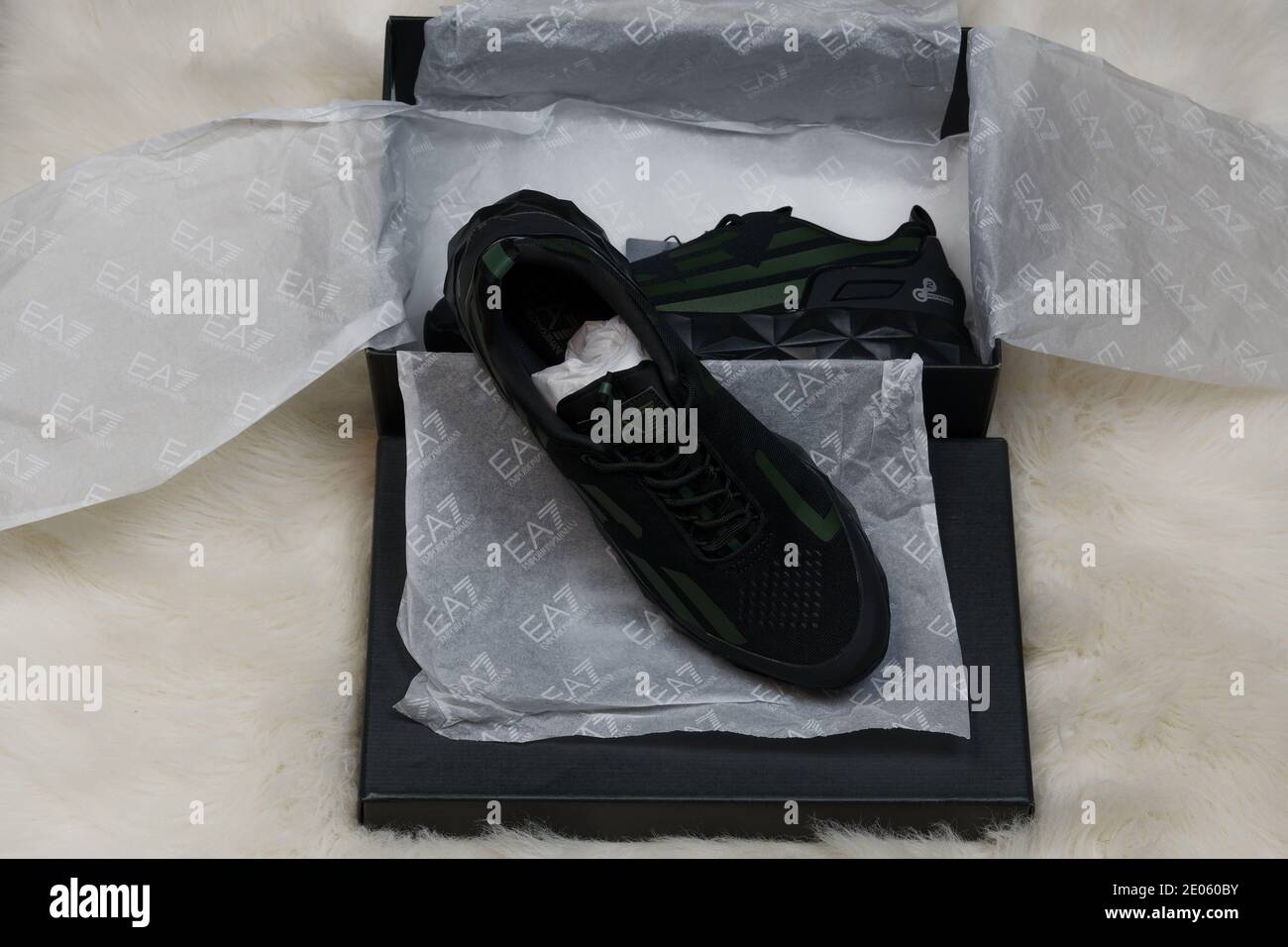 Unboxing Emporio Armani pedido de entrega en línea. Muestra del paquete  entregado que contiene un par de zapatos de diseñadores italianos con el  logotipo de la empresa Fotografía de stock - Alamy