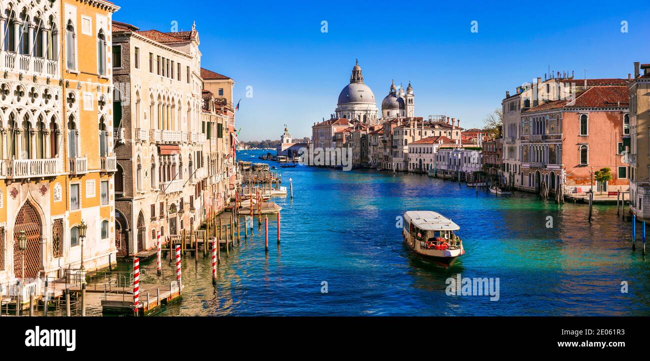 Increíble ciudad romántica de Venecia. Vista del Gran Canal desde el puente de la Academia. Italia noviembre de 2020 Foto de stock