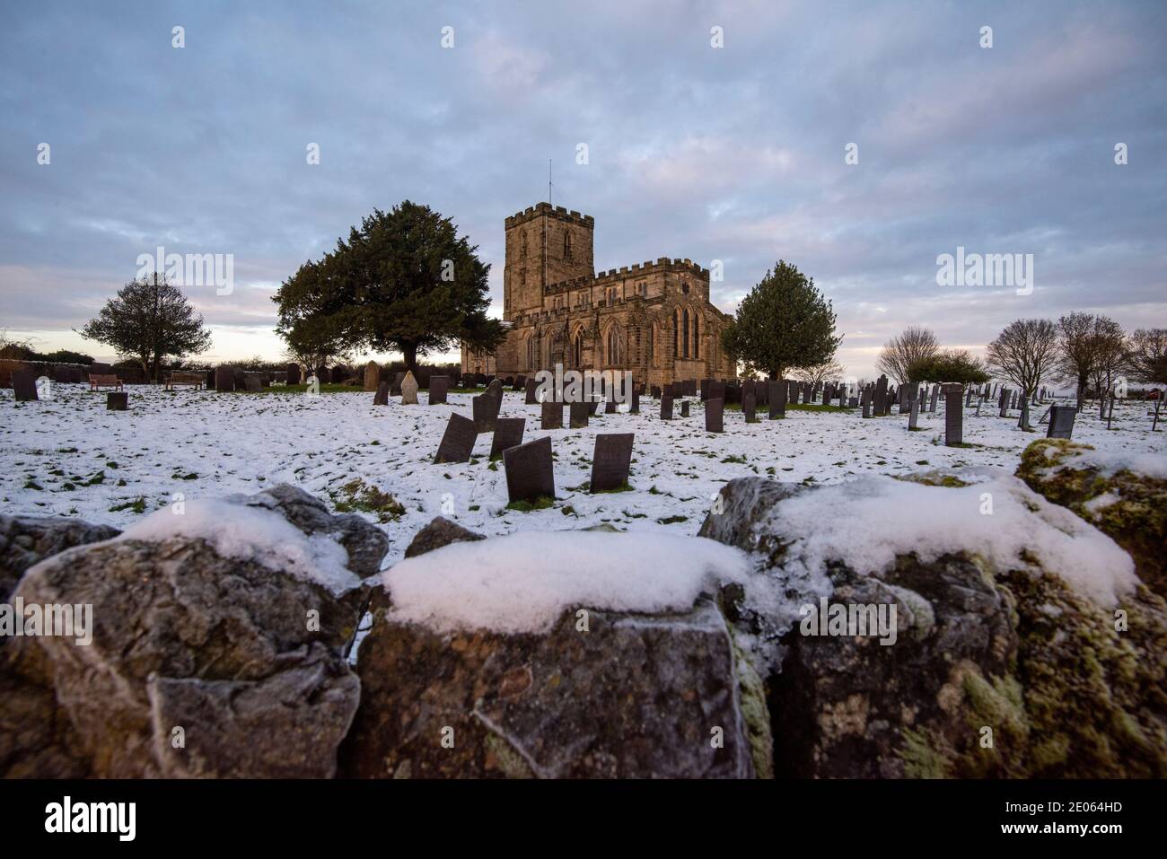 Nieve en una mañana de invierno en la iglesia Priory de Saint Mary y Saint Hardulph en Breedon en el Hill Leicestershire, Inglaterra, Reino Unido Foto de stock