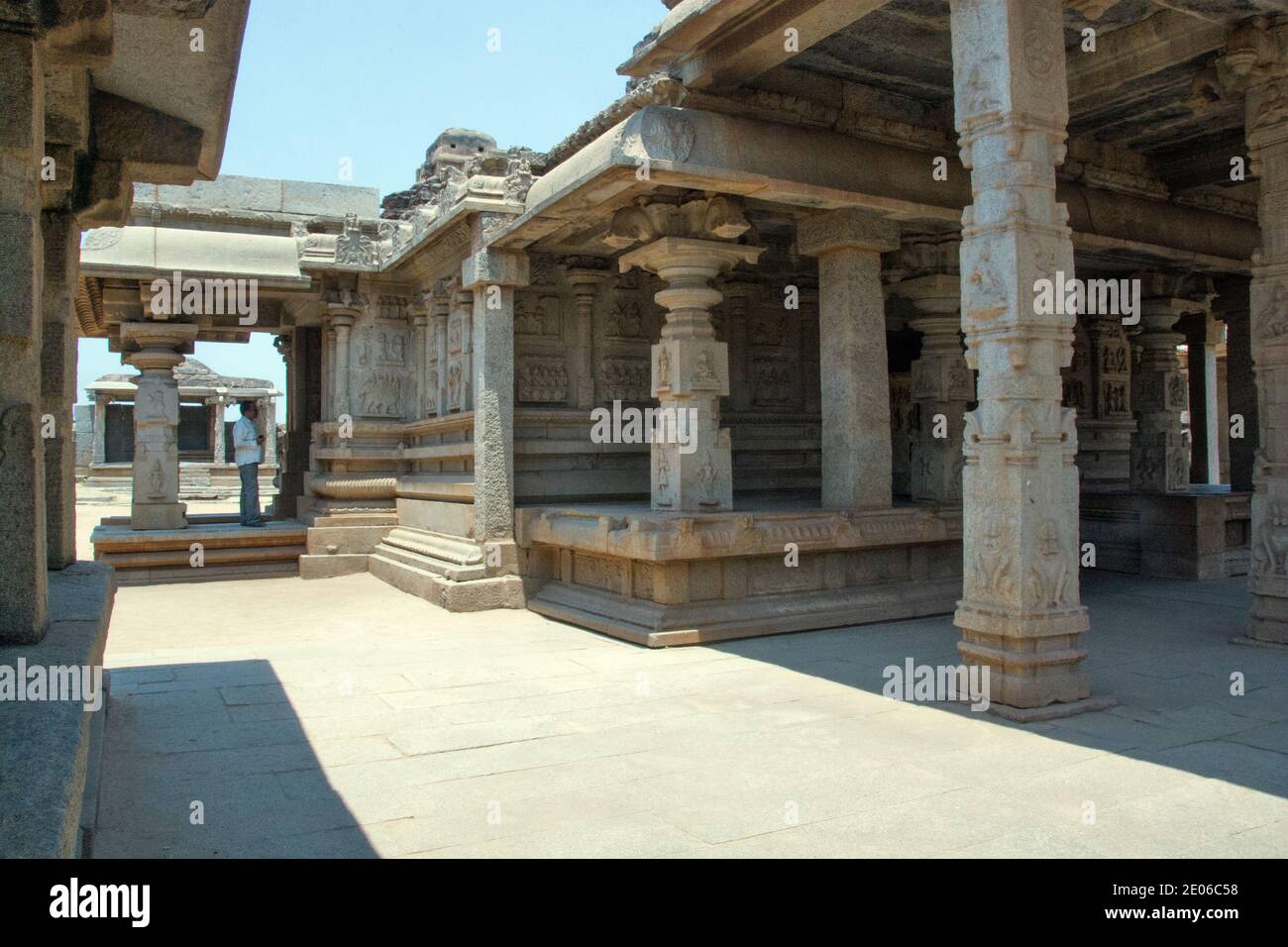 vista interior del templo de vittala hampi Foto de stock