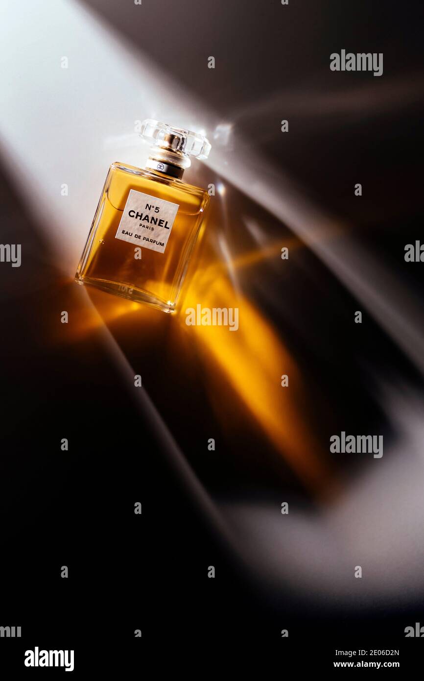 Cada botella del perfume Extrait Chanel no 5, una fragancia traída al  mercado por el diseñador de moda Coco Chanel en 1921, todavía está sellada  herméticamente a mano con una piel dorada.