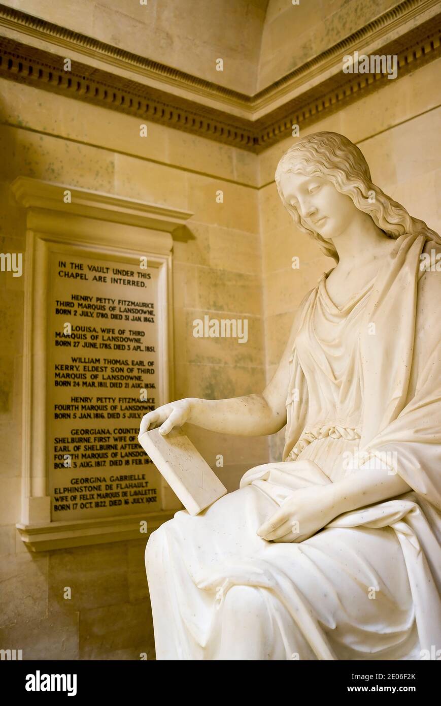 Un estudio sensible de una mujer joven leyendo un libro Dentro del Mausoleo de Bowood en Wiltshire, Inglaterra, Reino Unido Foto de stock