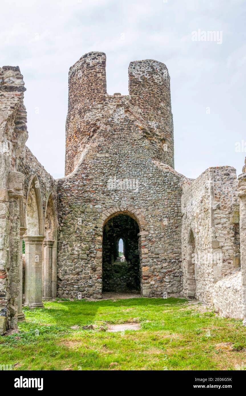 Las ruinas de la iglesia de Santa María, una vez que parte de la aldea perdida de Appleton entre West Newton y Sandringham en West Norfolk. Foto de stock