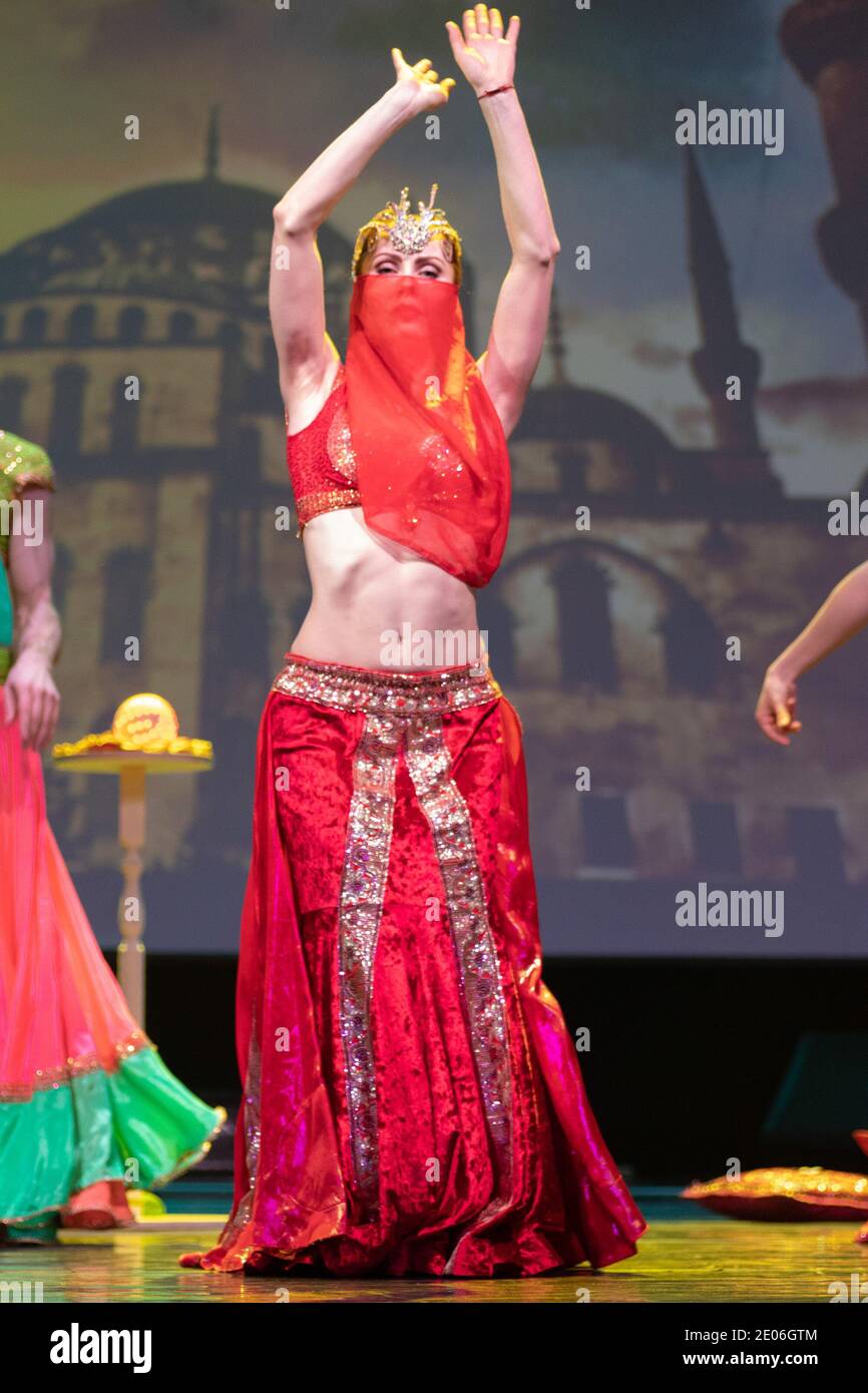 Bailarines actores trajes de danza oriental Bellydance actúan en el teatro en el escenario en un espectáculo de comediantes de Fotografía de stock - Alamy