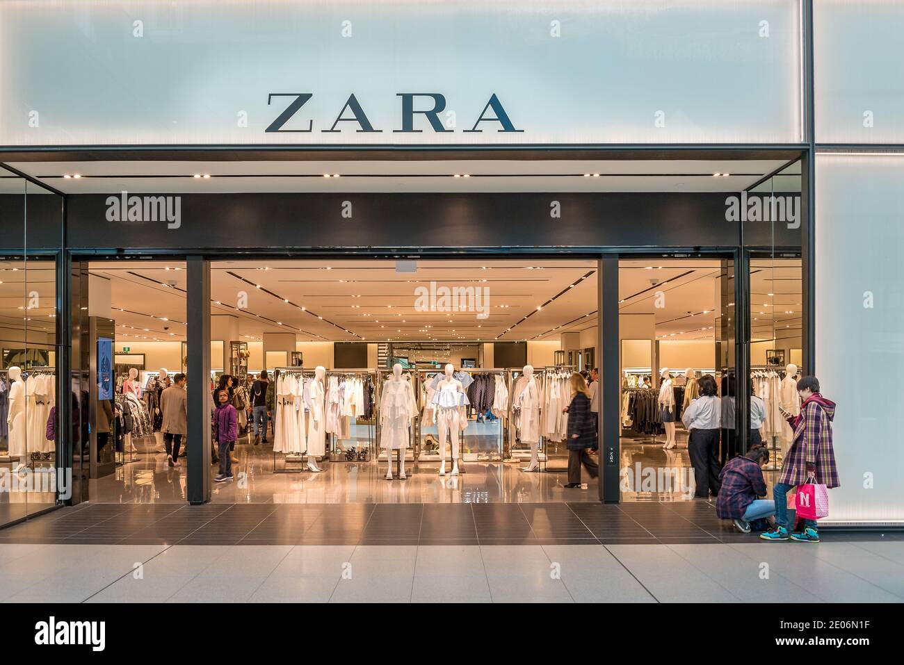 Entrada de la tienda Zara en Eaton Centre. La empresa es una tienda  española de ropa y accesorios con sede en Arteixo, Galicia. La empresa se  fundó en Fotografía de stock -