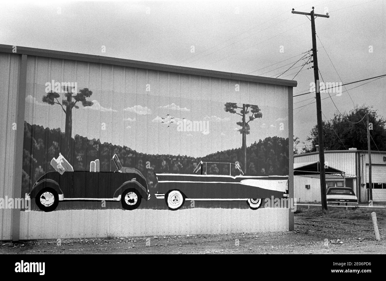 Cartelera de coches anunciando un 1967 Volkswagen Beetle Convertible y también un 1957 Chevy Bel Air convertible. Abernathy, Texas 1990 EE.UU. 1999 HOMER SYKES Foto de stock