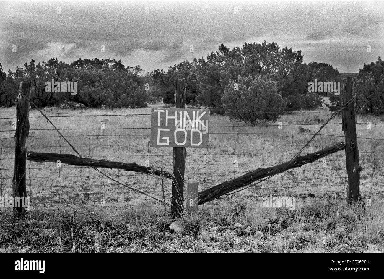 Piensa en Dios, nacido de nuevo signo de movimiento cristiano fijado a una valla que encierra tierra estéril. Big Spring, Condado de Howard, Texas EE.UU. 1999 90 HOMER SYKES Foto de stock