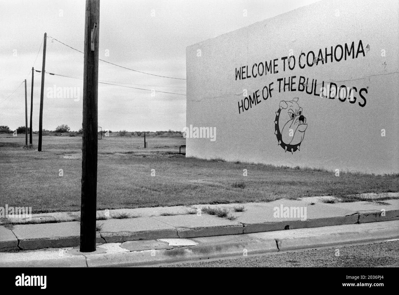 Señal de bienvenida Coahoma Texas en la entrada a la pequeña ciudad de América To1999 los Bulldogs son el equipo de fútbol americano local de los años 90 EE.UU. HOMER SYKES Foto de stock