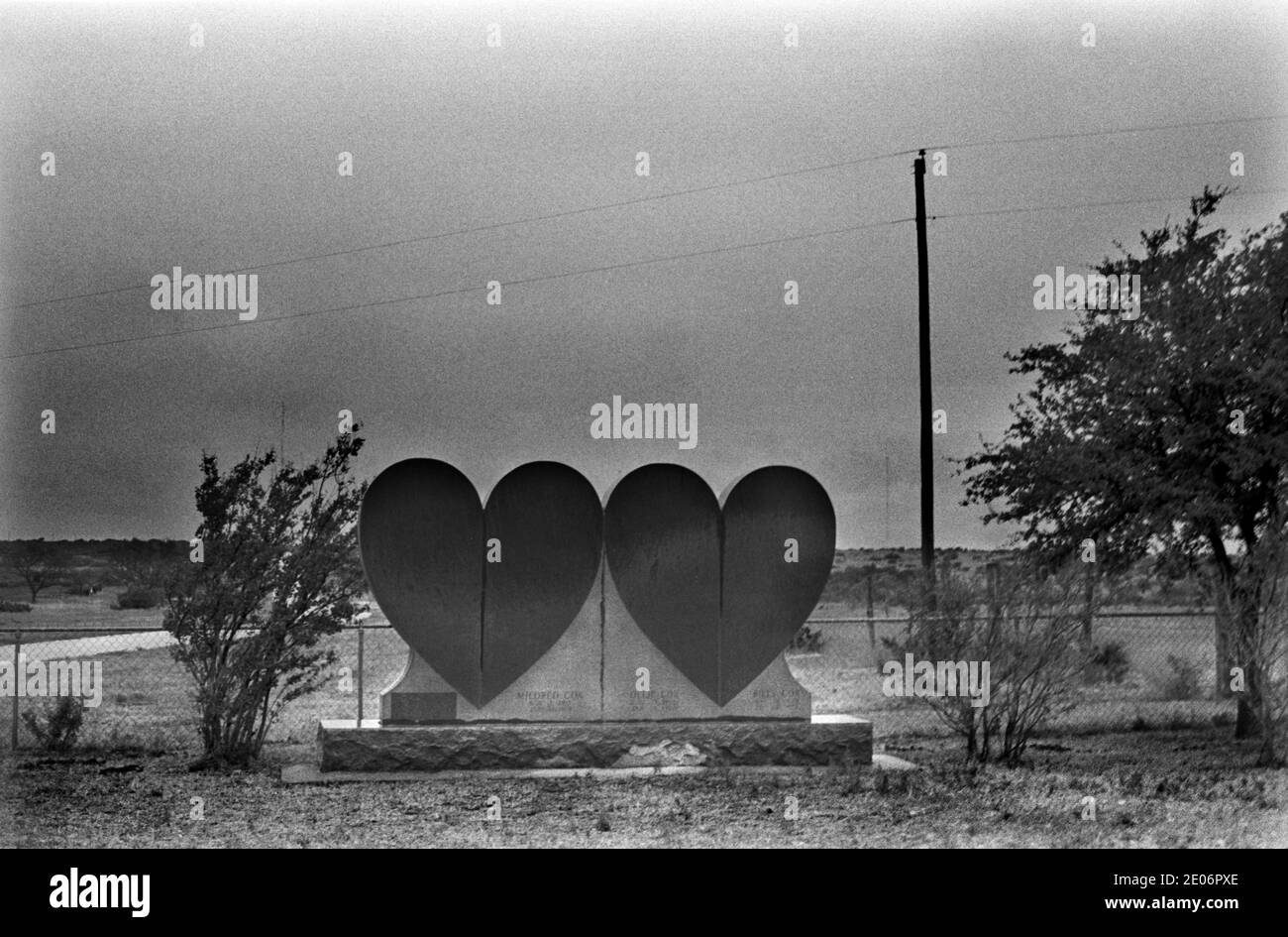 Double Heart Ranch Sweetwater Texas. Piedras de tumba en forma de corazón doble en memoria de los miembros de la familia Cox colocados en la valla de su rancho. 1999 90 HOMER SYKES Foto de stock