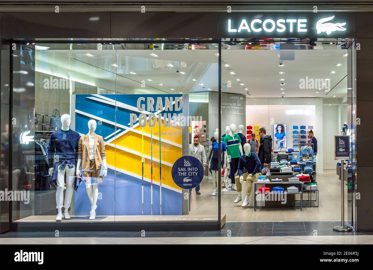 Lacoste firmar logotipo en la entrada de la tienda. Lacoste es una compañía  de ropa francesa fundada en 1933 que vende ropa de gama alta, calzado y  muchos otros artículos Fotografía de