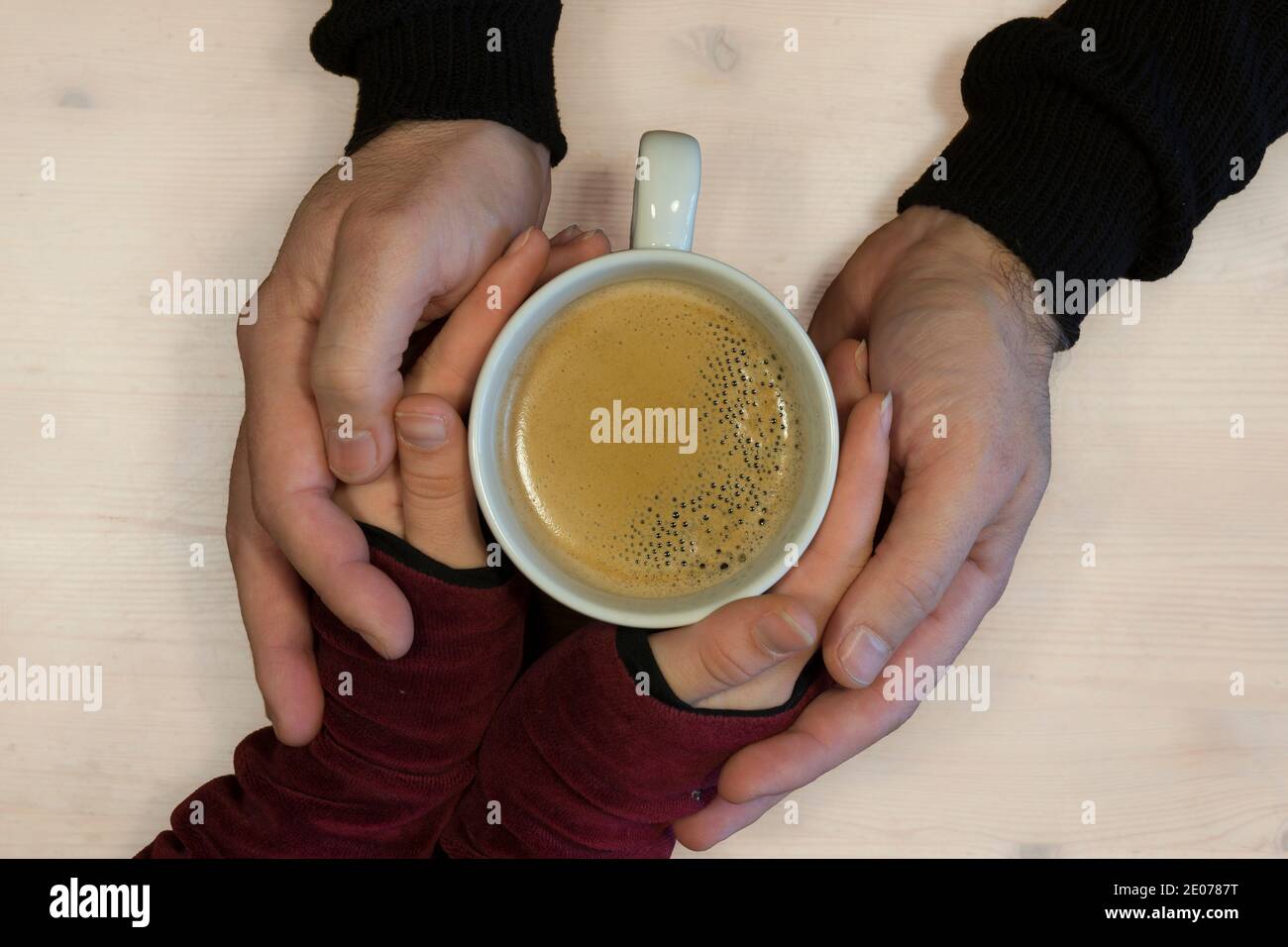 Calentar las manos con una taza de café o té Fotografía de stock - Alamy