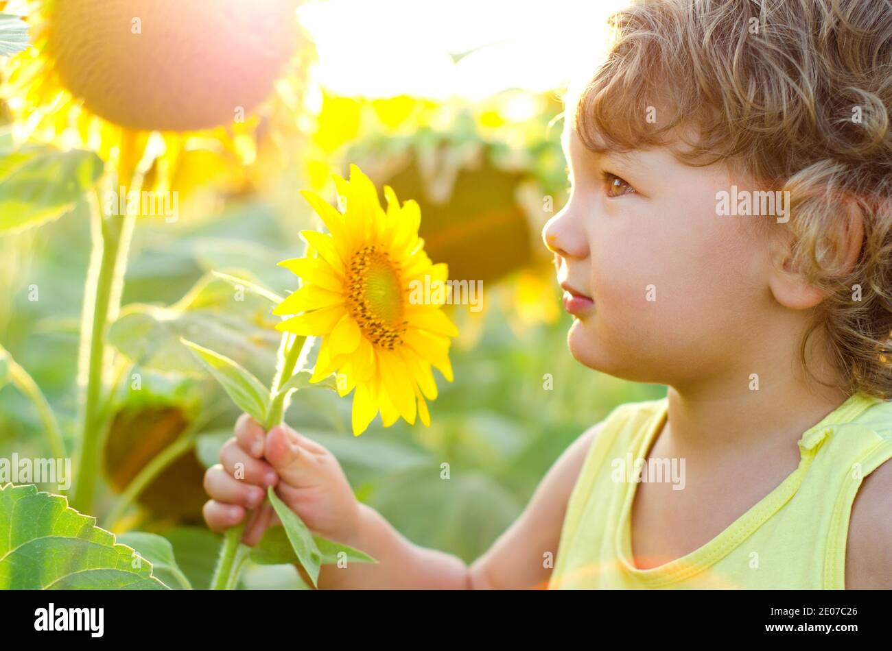 Niño con girasol fotografías e imágenes de alta resolución - Alamy