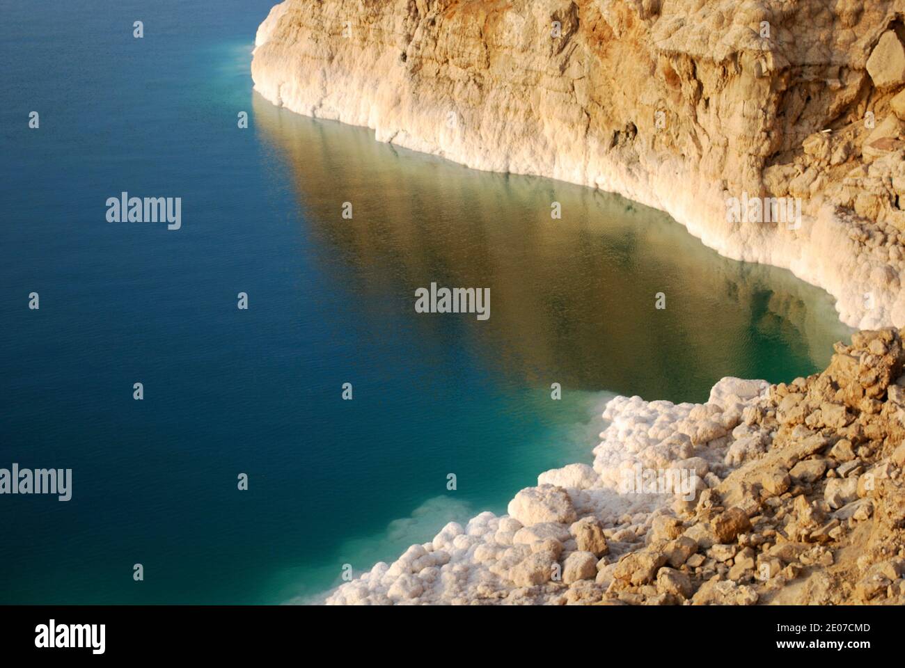 Hermoso paisaje en el Mar muerto, Jordania. La maravilla geológica del Mar muerto es una de las atracciones turísticas que debe hacer en el Medio Oriente Foto de stock