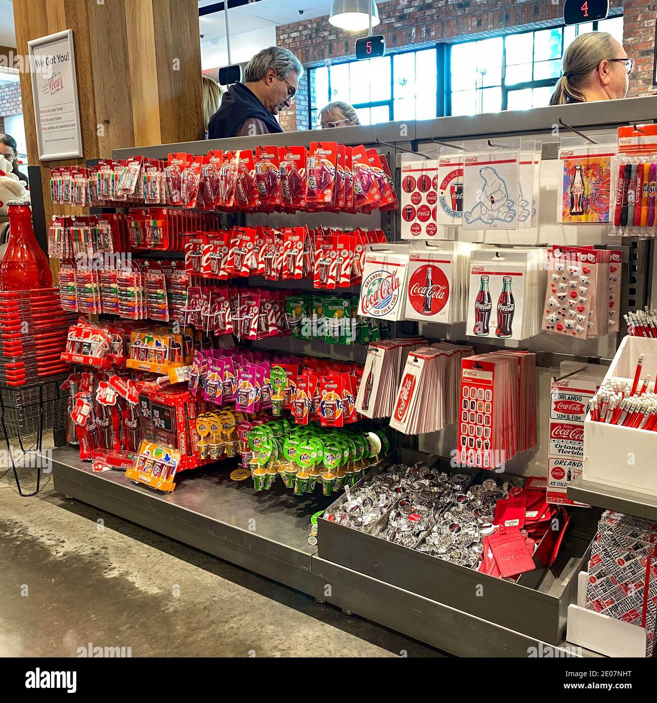 Orlando, FL EE.UU. - 15 de febrero de 2020: Juguetes, smacker labial,  pegatinas, bolígrafos y lápices con el logotipo de la Marca Coca Cola en la  tienda de Coca Cola en o