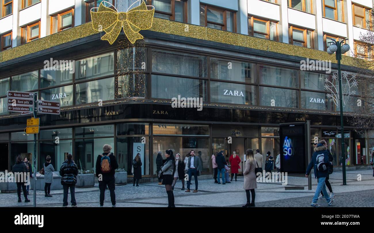 Praga, República checa, 12-30-2020. Zara, uno de los grandes almacenes más  emblemáticos de Praga, exhibe su Marca y sus productos en un prestigioso  edificio Fotografía de stock - Alamy