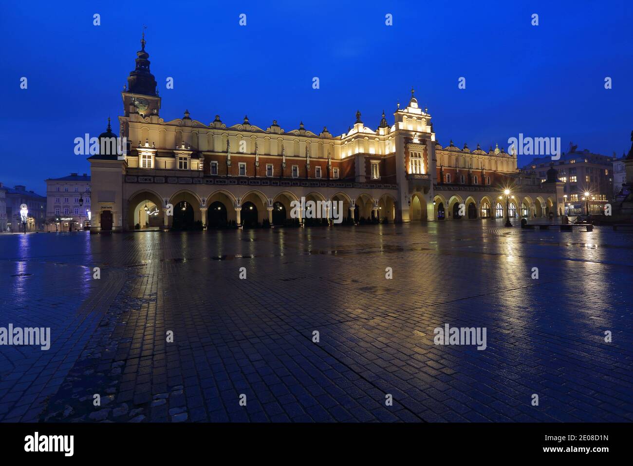 Paisaje urbano de Cracovia por la noche, ciudad europea bellamente iluminada, edificio histórico en el centro de la ciudad, casco antiguo. Foto de stock