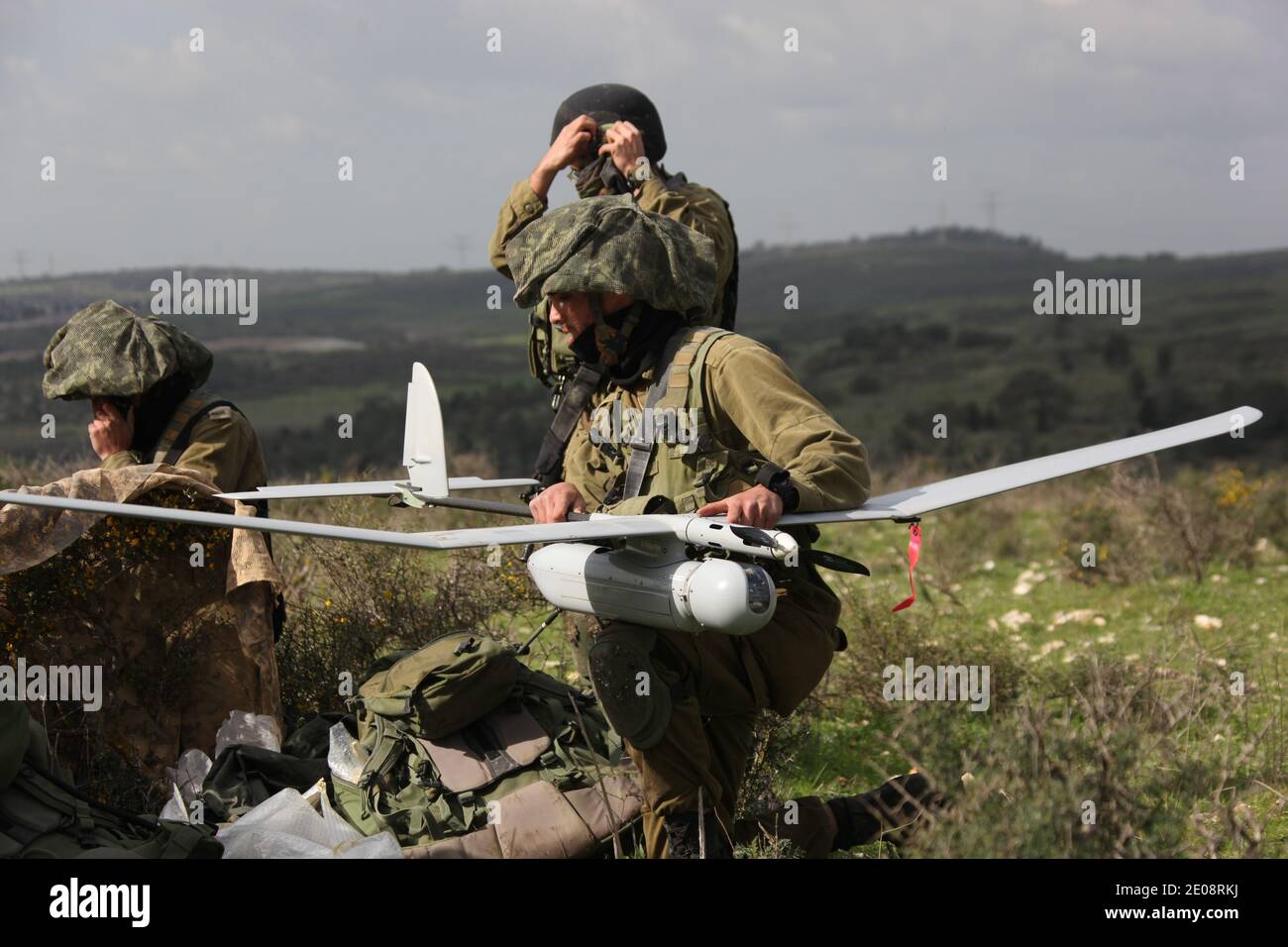 Soldados israelíes se preparan para lanzar el avión de ataque Skylark  durante un simulacro cerca de Bat Shlomo, Israel el 16 de enero de 2012. El  Skylark puede llevar una carga útil