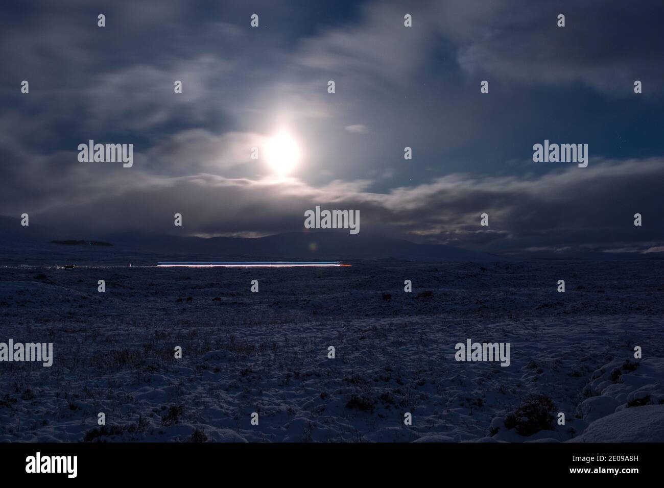 Glencoe, Escocia, Reino Unido. 30 de diciembre de 2020. En la foto: Glencoe iluminado bajo el brillo de la luna llena menguante. La nieve refleja la luz causando una imagen nocturna dramática. La nieve amarilla advierte en su lugar como más nieve con temperaturas de congelación se espera de nuevo durante la noche. Crédito: Colin Fisher/Alamy Live News Foto de stock