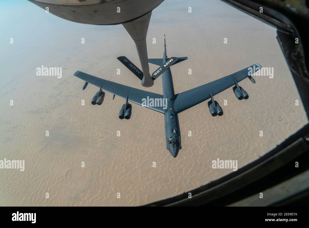 Golfo Pérsico, Estados Unidos. 30 de diciembre de 2020. Un avión de bombardero estratégico B-52 Stratofortress de la Fuerza Aérea de EE.UU. Del ala 5 Bomb, se acerca a un KC-135 Stratotanker para repostar el 30 de diciembre de 2020 sobre el Golfo Pérsico. El bombardero es la tercera muestra de misión de la fuerza como un mensaje a Irán. Crédito: Planetpix/Alamy Live News Foto de stock