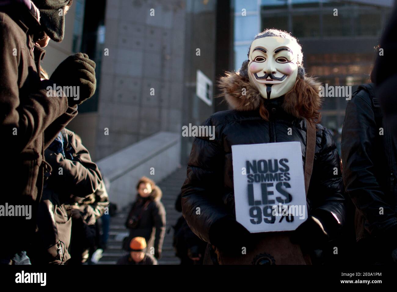 Los manifestantes que visten máscaras de Guy Fawkes Anonymous asisten a una protesta contra el Los manifestantes que visten máscaras de Guy Fawkes Anonymous asisten a una protesta contra el