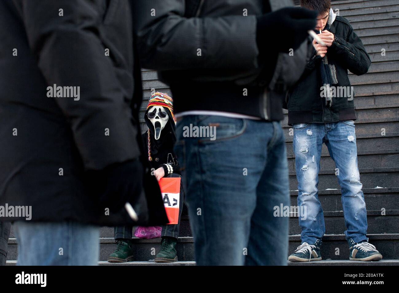 Los manifestantes que visten máscaras de Guy Fawkes Anonymous asisten a una protesta contra el Los manifestantes que visten máscaras de Guy Fawkes Anonymous asisten a una protesta contra el
