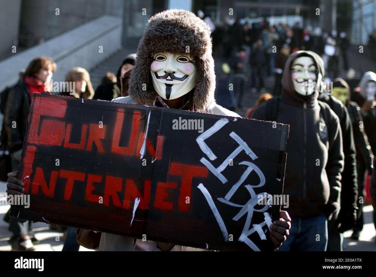 Los manifestantes que visten máscaras de Guy Fawkes Anonymous asisten a una protesta contra el Los manifestantes que visten máscaras de Guy Fawkes Anonymous asisten a una protesta contra el