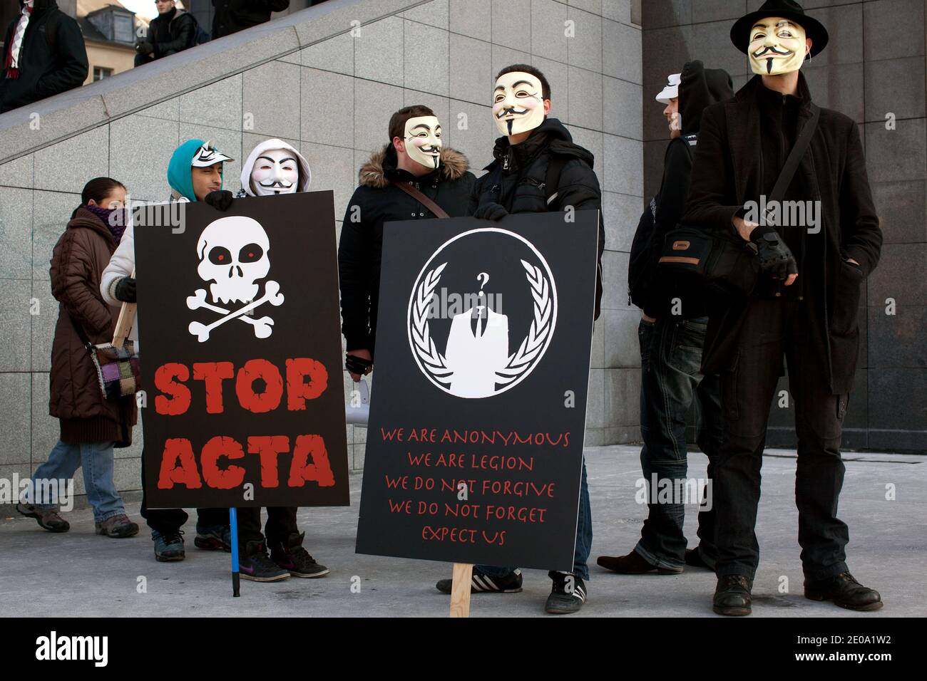 Los manifestantes que visten máscaras de Guy Fawkes Anonymous asisten a una protesta contra el Los manifestantes que visten máscaras de Guy Fawkes Anonymous asisten a una protesta contra el