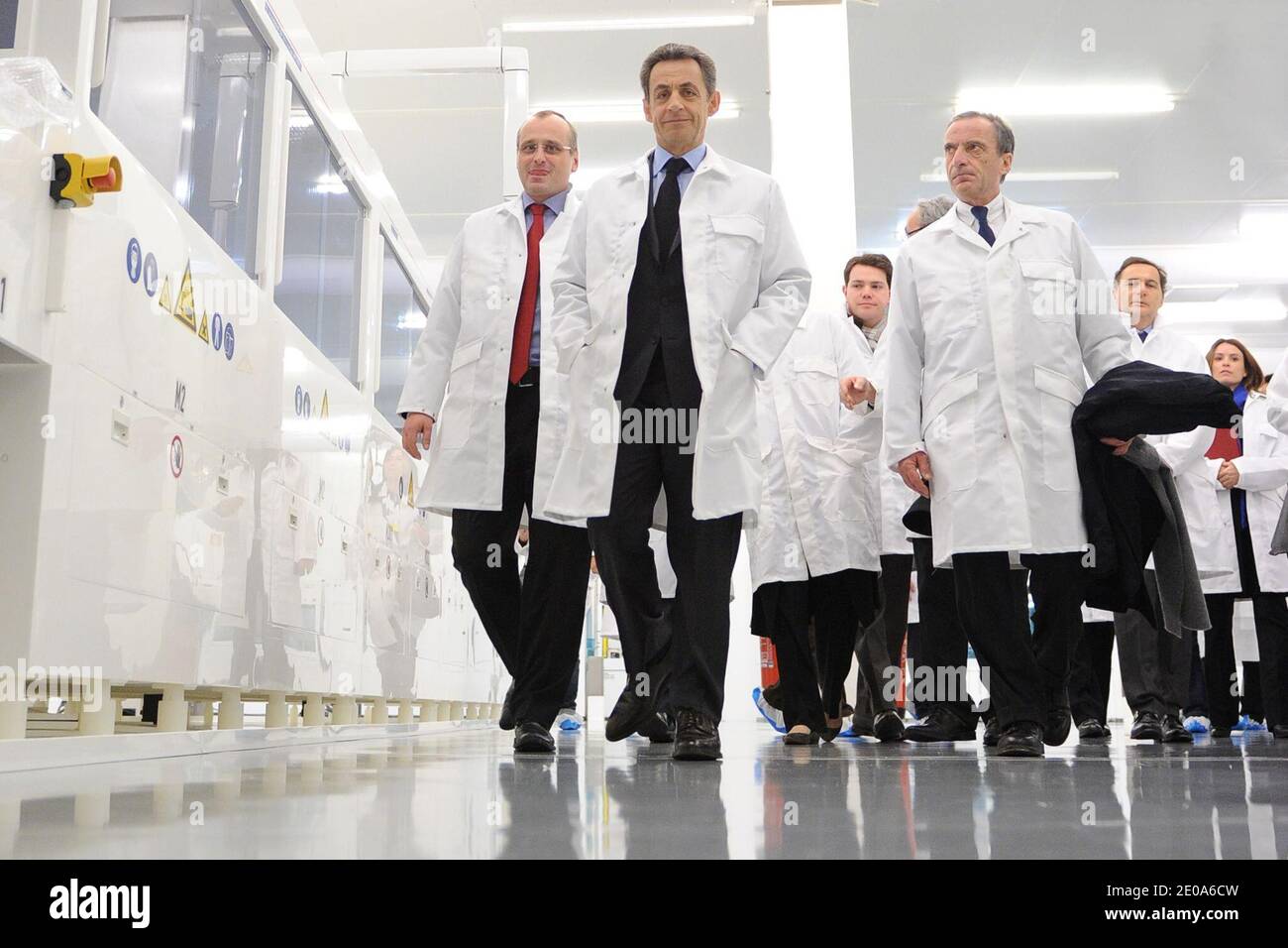 El presidente francés Nicolas Sarkozy, flanqueado por el director ejecutivo de la sanitaria estatal francesa EDF Henri Proglio visita al fabricante de paneles solares Photowatt en Bourgoin-Jallieu, Francia central, el 14 de febrero de 2012. El fabricante de paneles solares Photowatt fue puesto en la protección de la quiebra el pasado 2011 de noviembre. Foto de Nicolas Gouhier/ABACAPRESS.COM Foto de stock