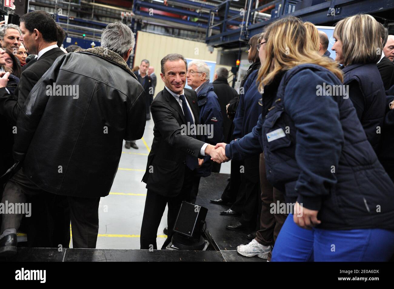 El presidente francés Nicolas Sarkozy habla con los trabajadores mientras visita al fabricante de paneles solares Photowatt en Bourgoin-Jallieu, Francia central, el 14 de febrero de 2012. El fabricante de paneles solares Photowatt fue puesto en la protección de la quiebra el pasado 2011 de noviembre. Foto de Nicolas Gouhier/ABACAPRESS.COM Foto de stock