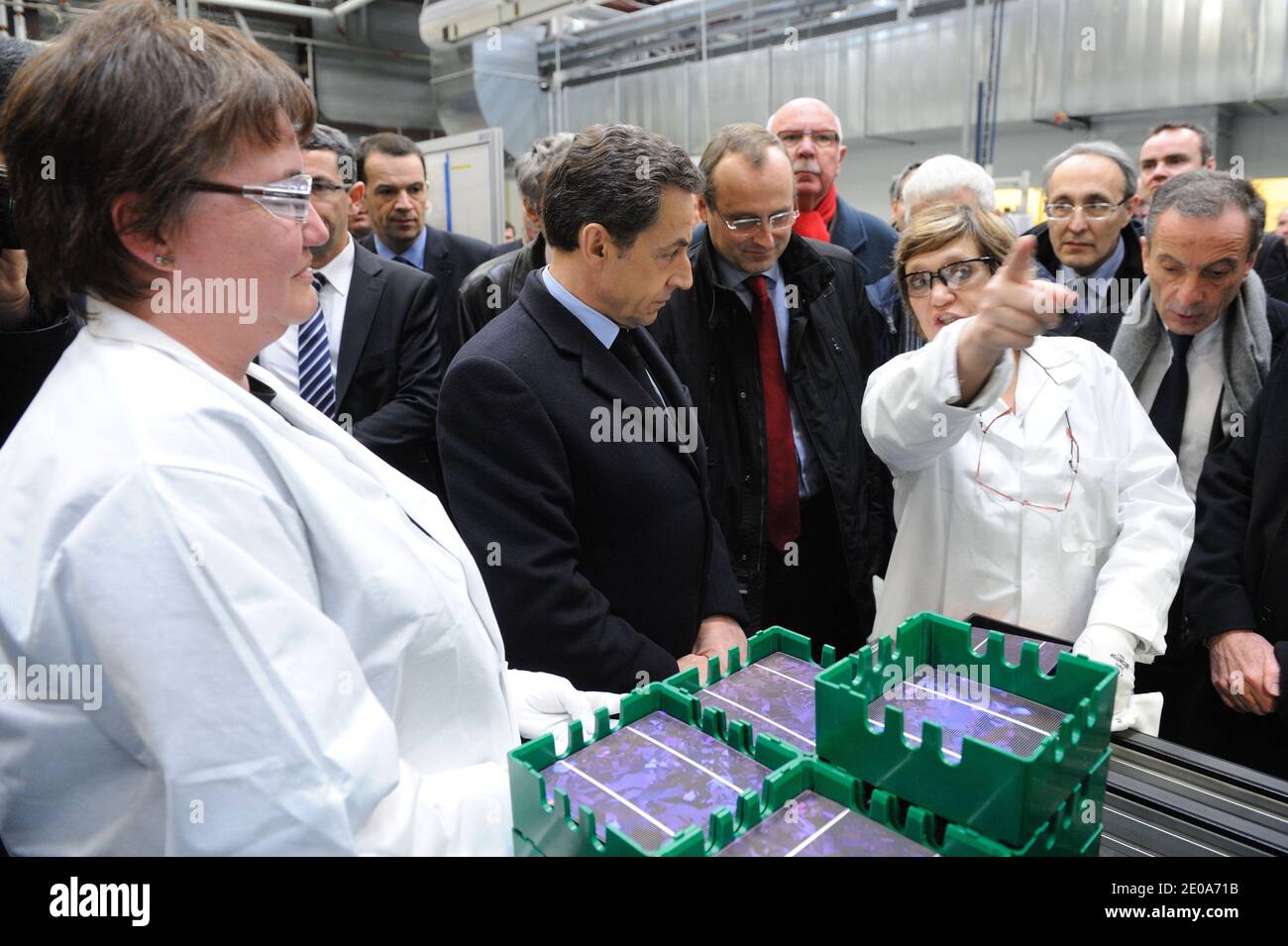 El presidente francés Nicolas Sarkozy, flanqueado por el director ejecutivo de la empresa estatal francesa EDF Henri Proglio, visita el fabricante de paneles solares Photowatt en Bourgoin-Jallieu, Francia central, el 14 de febrero de 2012. El fabricante de paneles solares Photowatt fue puesto en la protección de la quiebra el pasado 2011 de noviembre. Foto de Jacques Witt/Pool/ABACAPRESS.COM Foto de stock