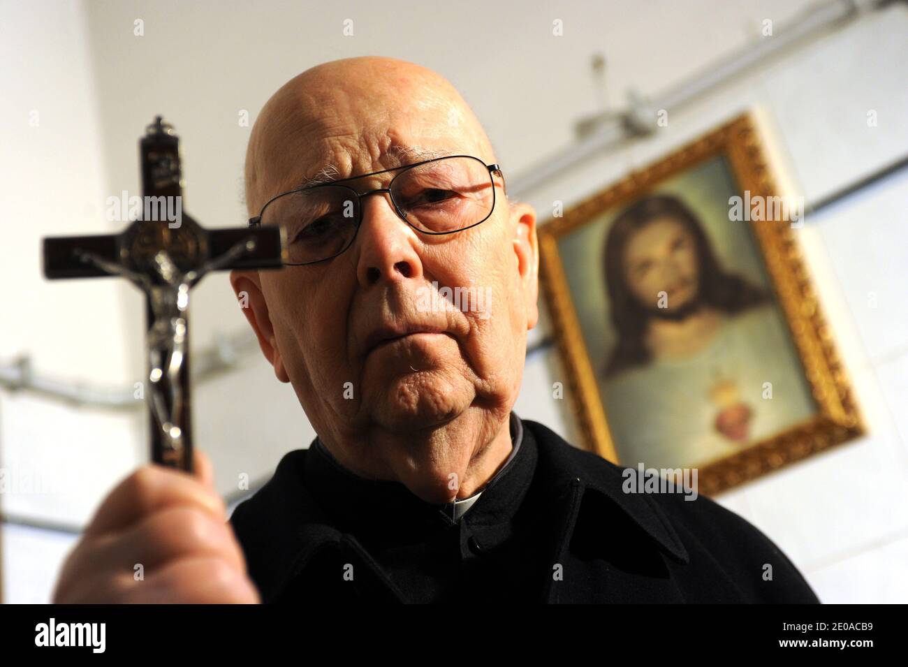 El padre Gabriele Amorth, exorcista sacerdote italiano, se presenta en su  oficina en Roma, Italia, el 16 de febrero de 2012. Afirma que en su último  libro el Papa tomó parte inadvertidamente