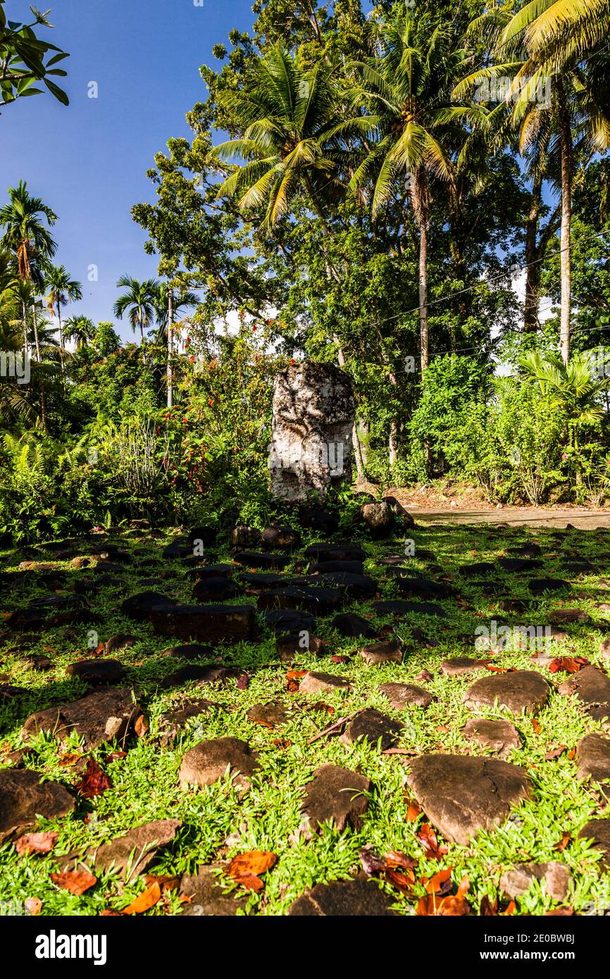 Monolito tradicional de cara de piedra, llamado Madre y Niño, cerca de Ngermid, Isla de Koror, Koror, Palau, Micronesia, Oceanía Foto de stock
