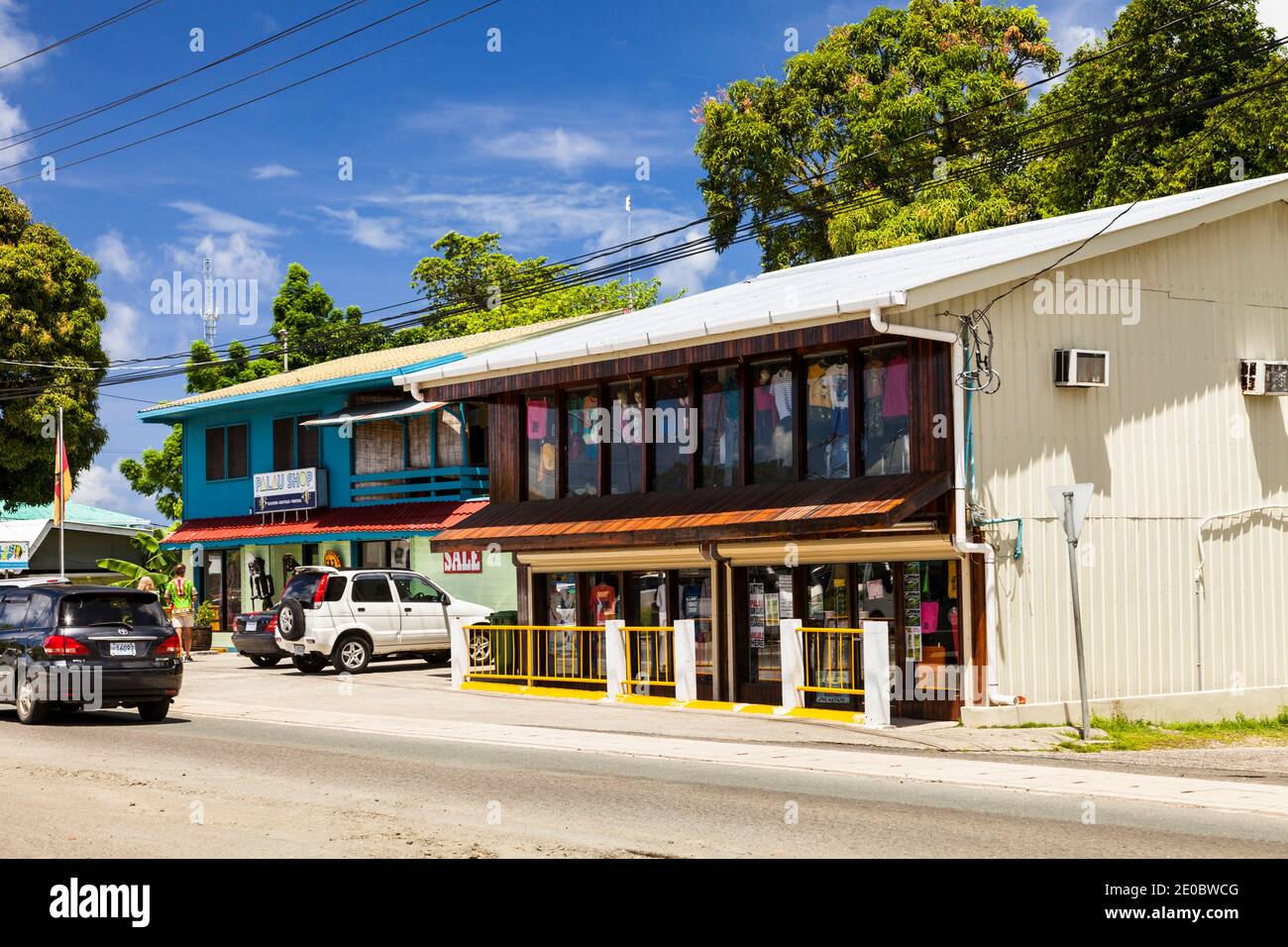 Calle principal del centro en el centro de la ciudad, Isla de Koror, Koror, Palau, Micronesia, Oceanía Foto de stock