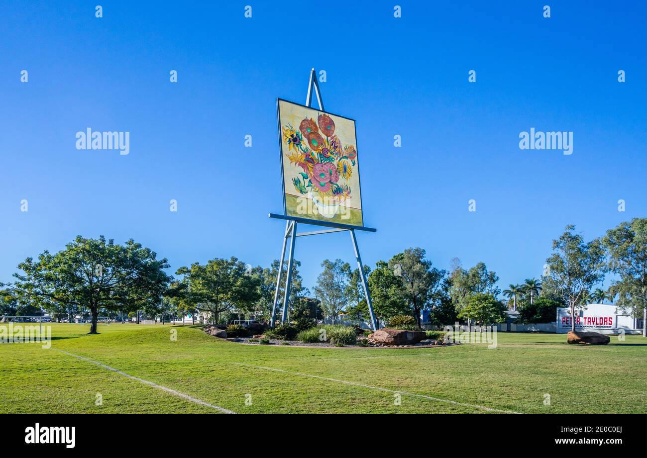 El Gigante Esmeralda Van Gogh Sunflower Painting en Morton Park, Emerald, también conocido como "el Gran Easel", Región Central Highlands, Queensland, Australia Foto de stock