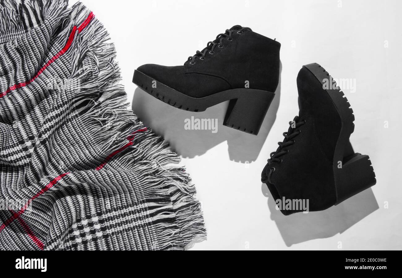 Accesorios y zapatillas de otoño para mujer. Bufanda y zapatos de ante  negro con cordones sobre fondo blanco. Vista superior Fotografía de stock -  Alamy