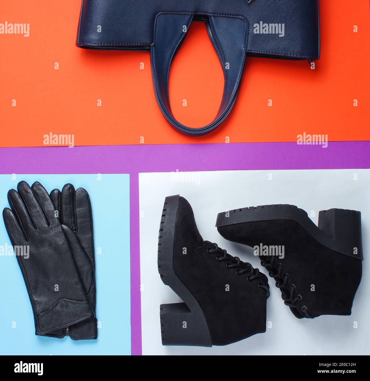 Accesorios y zapatos para mujer sobre un fondo de papel de color creativo.  Bolsa de cuero, guantes, zapatos de ante. Vista superior Fotografía de  stock - Alamy