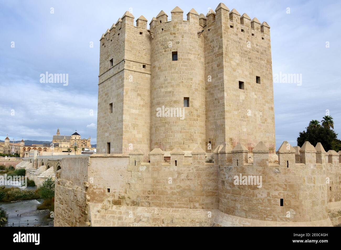 España, Córdoba, la torre de Calahorra es una puerta fortificada, construida en el siglo 12 para proteger el puente romano, fue declarada monumento histórico. Foto de stock