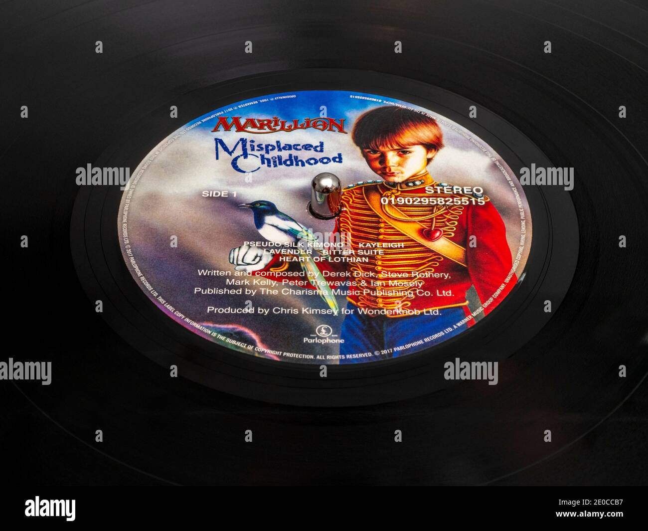 Cierre de la infancia mal colocada (originalmente lanzado en 1985) - un  disco de vinilo Marillion / LP, en una mesa giratoria con el eje a través  del centro de registros Fotografía
