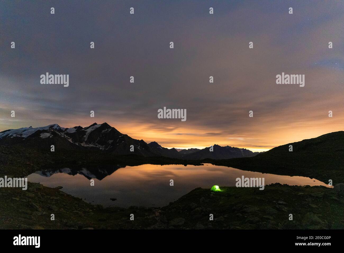 Carpa iluminada a orillas del lago Manzina por la noche, vista aérea, Valfurva, Valtellina, provincia de Sondrio, Lombardía, Italia, Europa Foto de stock