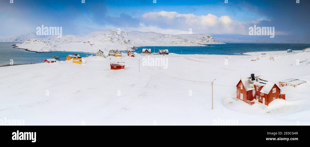 Casas de madera tradicionales en el paisaje nevado, veines, Kongsfjord, Península de Varanger, Troms og Finnmark, Noruega, Escandinavia, Europa Foto de stock