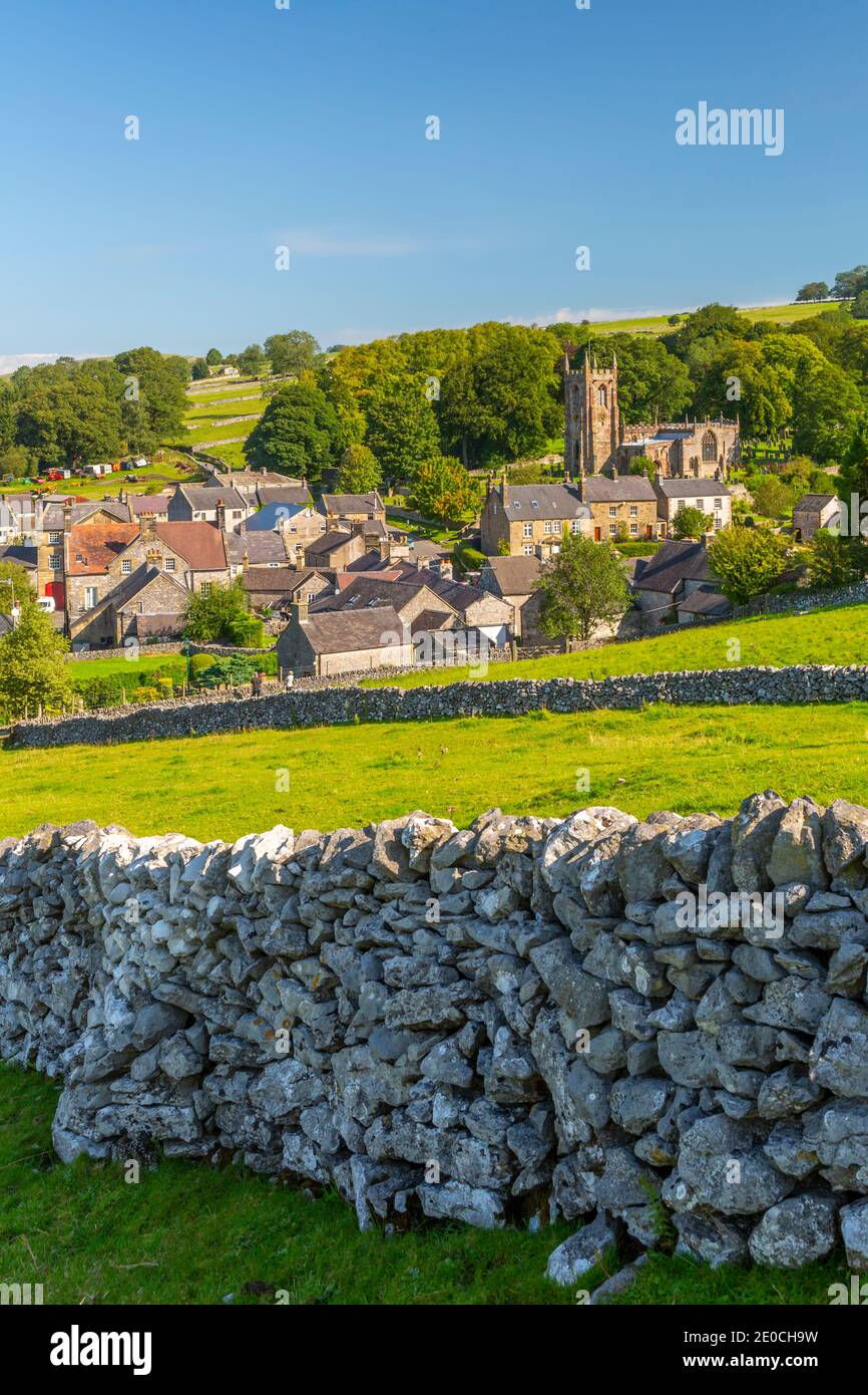 Vista de la iglesia del pueblo, casas de campo y paredes de piedra seca, Hartington, Peak District National Park, Derbyshire, Inglaterra, Reino Unido, Europa Foto de stock