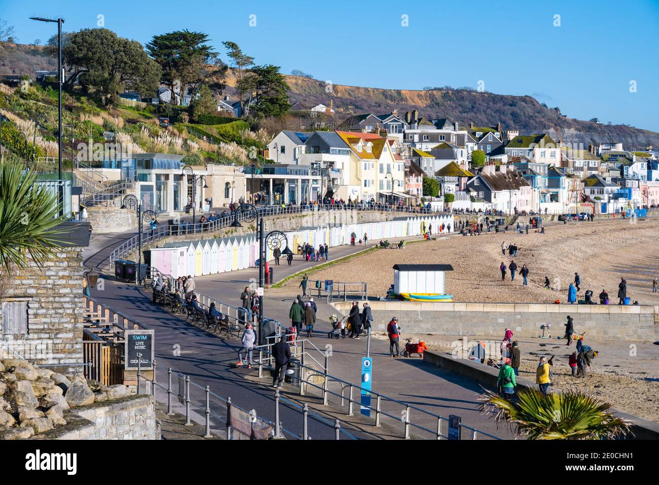 Lyme Regis, Dorset, Reino Unido. 31 de diciembre de 2020. El tiempo en el Reino Unido: Los lugareños hacen lo mejor del clima fresco, brillante y soleado en la víspera de año Nuevo en la ciudad turística costera de Lyme Regis. La popular ciudad es más tranquila de lo normal, ya que la ciudad entra en el nivel 3, lo que trae un golpe más a las empresas locales de hospitalidad en lo que debería ser uno de los tiempos más ocupados del año. Crédito: Celia McMahon/Alamy Live News Foto de stock