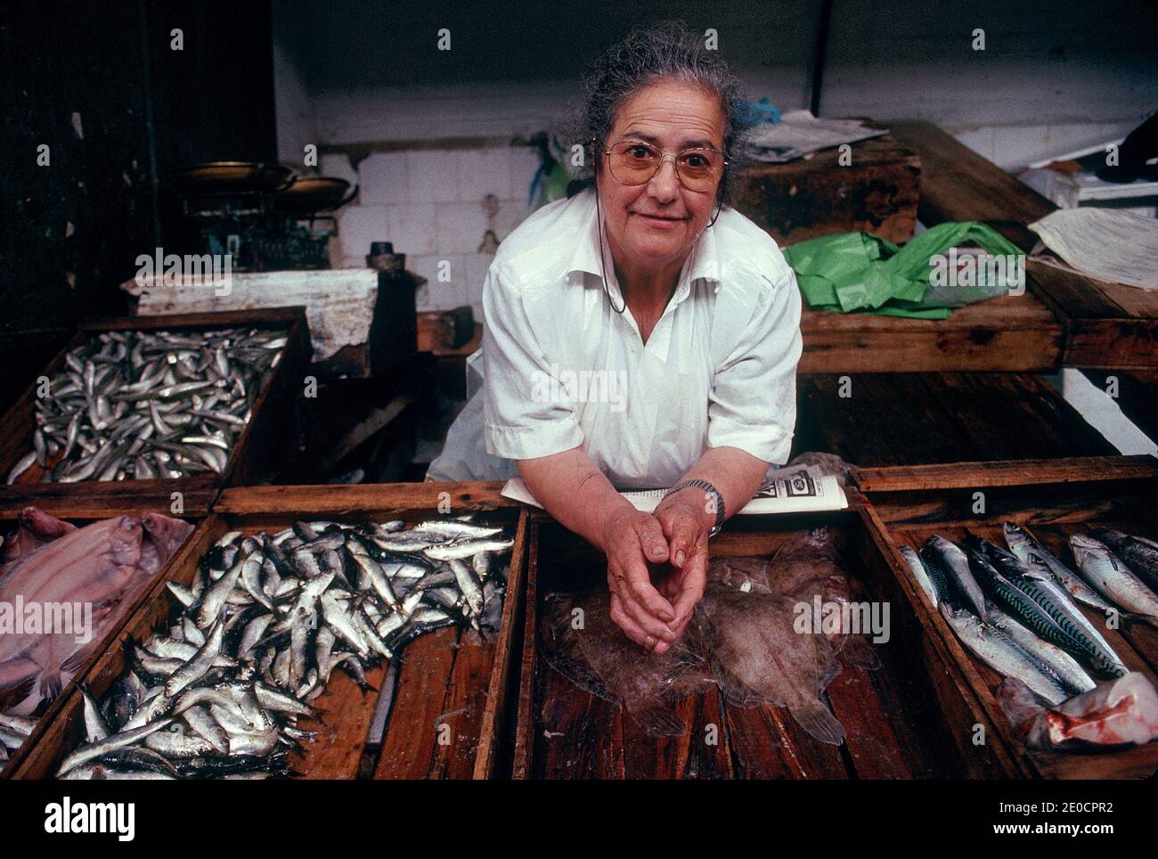 España/Santiago de Compostela/ Fishmonger vende pescado fresco en los mercados de Santiago de Compostela. Foto de stock