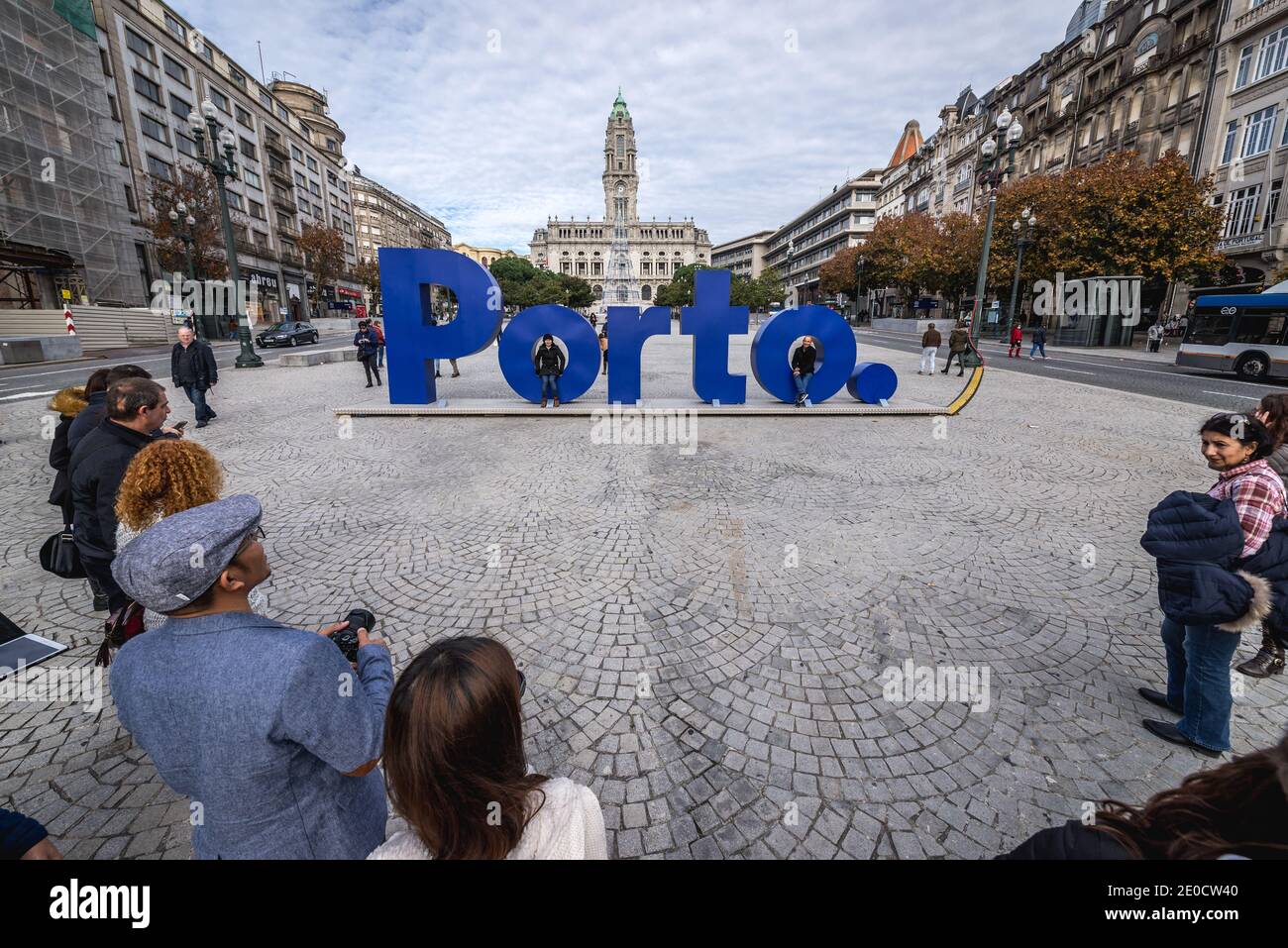Los turistas toma fotos de Porto de signo en la Avenida de los Aliados (Avenida dos Aliados) en la ciudad de Porto en Portugal. Edificio del Ayuntamiento en fondo Foto de stock