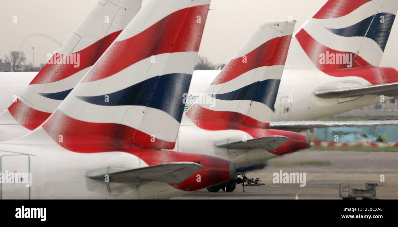 Foto del archivo fechada el 30/11/06 de las aletas de cola de los aviones de British Airways estacionados en la Terminal uno del Aeropuerto de Heathrow. British Airways ha obtenido un préstamo de 2.000 millones de libras para ayudar a combatir la pandemia y estar listo para una recuperación de la demanda. Foto de stock