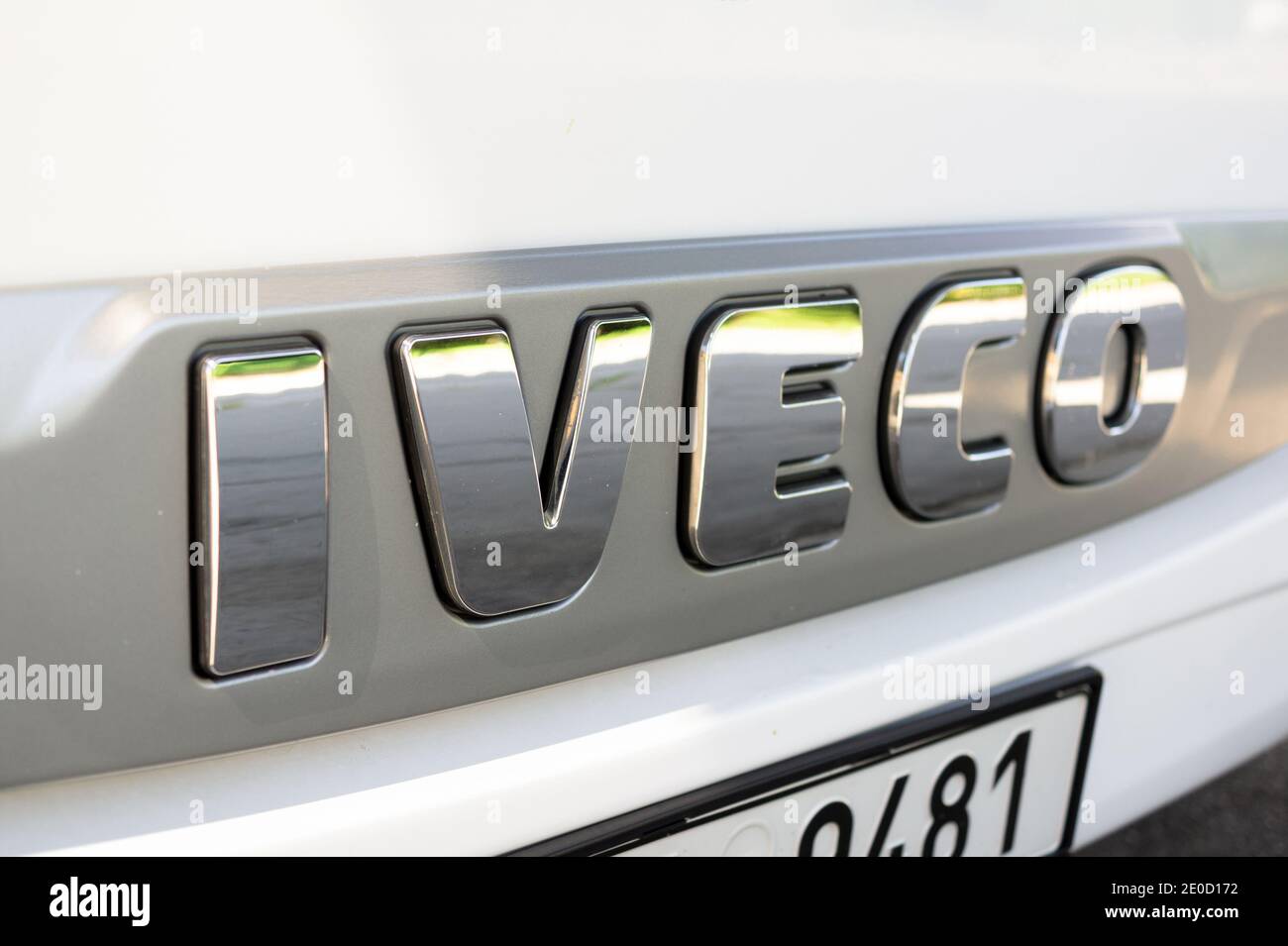 Hranice, República Checa - 23 de agosto de 2020: Logotipo de la Marca Iveco. Símbolo de la empresa que fabrica vehículos comerciales. Foto de stock