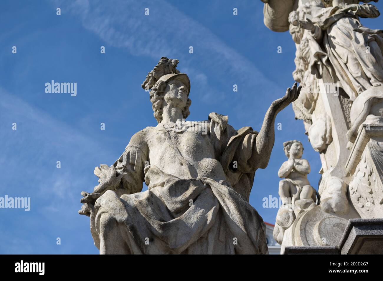 Estatua y escultura de San Primitiva, columna de la santísima trinidad, Brno, República Checa / República Checa - antiguo monumento y monumento histórico figural. Poco profundo f Foto de stock